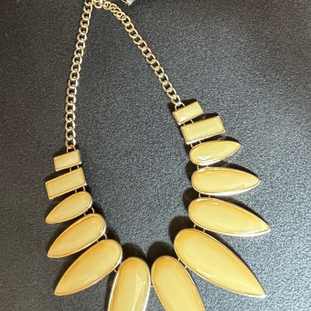 Elegant yellow bold statement Necklace - Picture 3 of 3